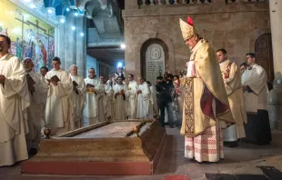 Kardinal Pierbattista Pizzaballa, der Lateinische Patriarch von Jerusalem, inzensiert in der Grabeskirche den Salbungsstein am 30. März 2024 / Marinella Bandini