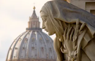 Frauen, die Kirchenmännern ins Gewissen reden, haben in der Kirche eine wichtige Rolle –  so wie die heilige Katharina von Siena, die hier auf das Treiben im Vatikan schaut.  / EWTN/Paul Badde