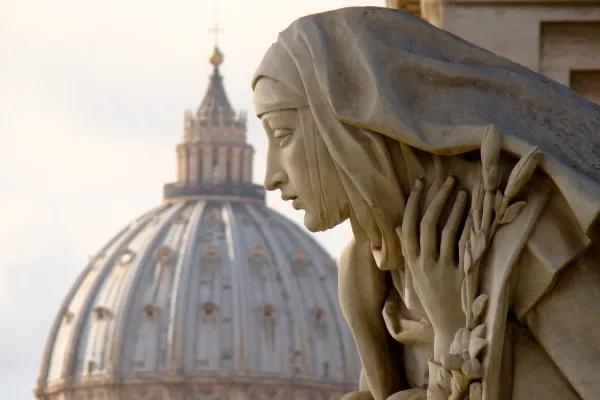 Frauen, die Kirchenmännern ins Gewissen reden, haben in der Kirche eine wichtige Rolle –  so wie die heilige Katharina von Siena, die hier auf das Treiben im Vatikan schaut.  / EWTN/Paul Badde