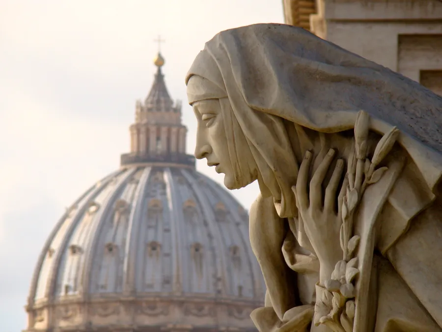 Frauen, die Kirchenmännern ins Gewissen reden, haben in der Kirche eine wichtige Rolle –  so wie die heilige Katharina von Siena, die hier auf das Treiben im Vatikan schaut. 