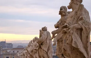 Die Heiligen: Statuen auf den Kolonnaden am Petersplatz in Rom / Paul Badde / EWTN.TV