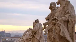 Die Heiligen: Statuen auf den Kolonnaden am Petersplatz in Rom / Paul Badde / EWTN.TV