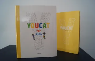 Der neue Kinderkatechismus "YOUCAT for Kids" (vorne) das neueste Produkt der YOUCAT-Reihe. / Rudolf Gehrig