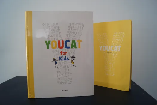 Der neue Kinderkatechismus "YOUCAT for Kids" (vorne) das neueste Produkt der YOUCAT-Reihe. / Rudolf Gehrig