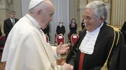 Papst Franziskus begrüßt den Präsidenten des Staatsgerichtshofs der Vatikanstadt, Giuseppe Pignatone. / Vatican Media