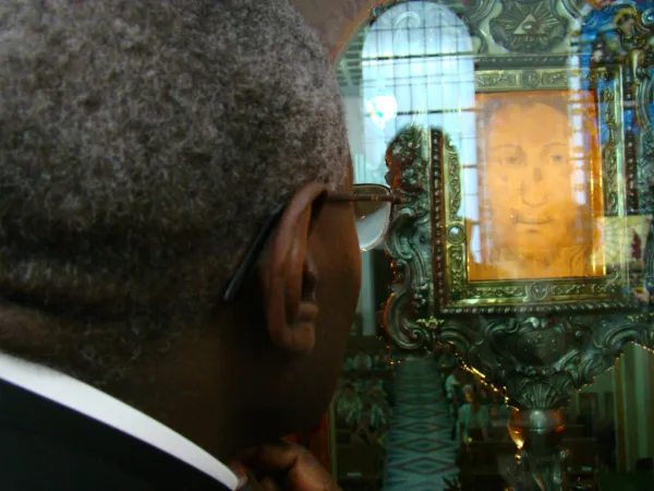 Auge in Auge mit dem "Volto Santo": Kardinal Sarah betrachtet den berühmten Schleier von Manoppello.