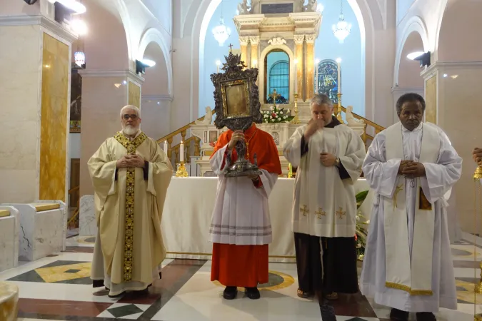 "Kardinal Tagle segnet die Welt von Manoppello her mit dem heiligen Schweißtuch Christi".
