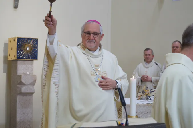 Medienbischof Gebhard Fürst hat am 13. Februar 2019 mit einem feierlichen Pontifikalamt den offiziellen Startschuss für regelmäßige Live-Übertragungen aus der Kapelle des Tagungshauses "Regina Pacis" in Leutkirch gegeben.