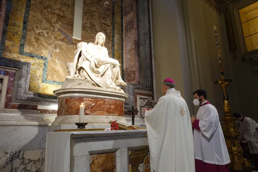 Erzbischof Georg Gänswein feierte die heilige Messe vor der berühmten Pietà