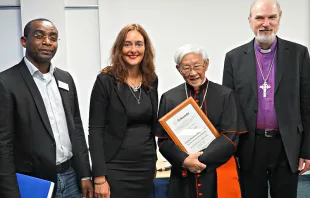 Bei der Preisverleihung (v.l.n.r.): Stellvertretender Stftungsvorsitzender Emmanuel Ogbunwezeh, Siftungsvorsitzende Michaela Koller, Preisträger Kardinal Zen, Laudator Bischof Thomas Schirrmacher / (C) Martin Warnecke