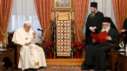 Papst Franziskus spricht mit Seiner Seligkeit Ieronymos II. und anderen griechisch-orthodoxen Führern in Athen am 4. Dezember. / Vatican Media