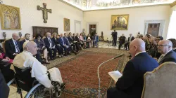 Papst Franziskus mit der Delegation von B'nai B'rith im Apostolischen Palast des Vatikans  / Vatican Media