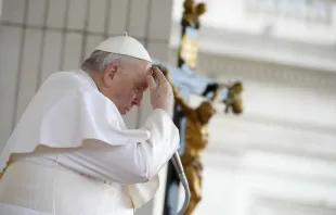 Papst Franziskus bekreuzigt sich auf dem Petersplatz am 8. März 2023.  / Vatican Media