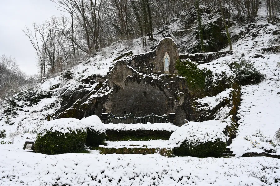 Die winterliche Mariengrotte, die zum Kloster Engelport gehört