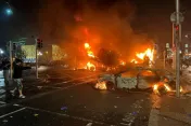 Protest nach der Messer-Attacke auf kleine Kinder: Flammen schlagen aus einem Auto und einem Bus, die an der Kreuzung des Bachelors Walk und der O'Con