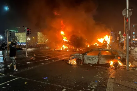 Protest nach der Messer-Attacke auf kleine Kinder: Flammen schlagen aus einem Auto und einem Bus, die an der Kreuzung des Bachelors Walk und der O'Connell Bridge in Dublin am 23. November 2023 angezündet wurden / Peter Murphy/AFP via Getty Images