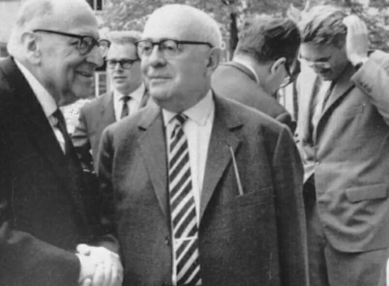Max Horkheimer (links) im Gespräch mit Theodor Adorno, rechts im Bild Jürgen Habermas: Begegnungen beim Max Weber-Soziologentag 1964.