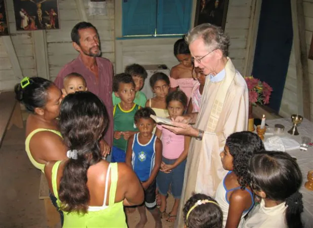 Tauffeier im Amazonas-Gebiet: Pater Douteil lebt und arbeitet seit 38 Jahren am Oberlauf des Amazonas.