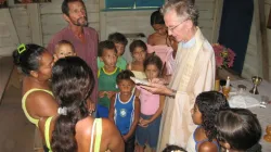 Tauffeier im Amazonas-Gebiet: Pater Douteil lebt und arbeitet seit 38 Jahren am Oberlauf des Amazonas. / Missionsgesellschaft vom Heiligen Geist / eurospiritains.org 