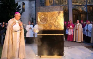 Bischof Rudolf Voderholzer segnet das Kunstwerk vor der Schottenkirche in Regensburg am 12. September 2017 / Bistum Regensburg / jas