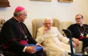 Übergabe und Erläuterung der Regensburger Sonntagsbibel: Bischof Voderholzer, Papst em. Benedikt XVI. und Weihbischof Josef Graf. / Bistum Regensburg 