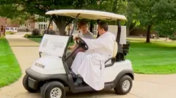 Der Pater im Golfmobil / YouTube / ChurchPOP Screenshot