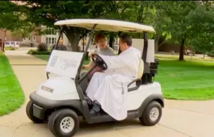 Der Pater im Golfmobil / YouTube / ChurchPOP Screenshot