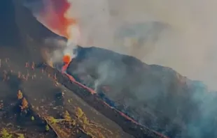 Screenshot von Videoaufnahmen, die die Zerstörung der Kirche St. Pius X. auf La Palma auf den Kanarischen Inseln am 26. September 2021 zeigen  / ACI Digital
