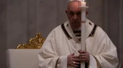 Papst Franziskus im Petersdom in der Osternacht 2020.  /  EWTN-CNA Photo/Daniel Ibáñez/Vatican Pool
