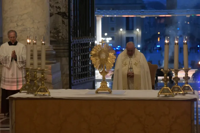 Papst Franziskus betet vor dem Allerheiligsten Altarsakrament am 27. März 2020