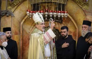 Patriarch Pierbattista Pizzaballa segnet die Gemeinde am 4. April 2021 in der Grabeskirche in Jerusalem. / Lateinisches Patriarchat von Jerusalem.