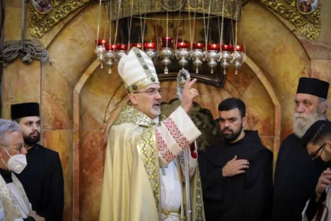 Patriarch Pierbattista Pizzaballa segnet die Gemeinde am 4. April 2021 in der Grabeskirche in Jerusalem.
