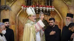 Patriarch Pierbattista Pizzaballa segnet die Gemeinde am 4. April 2021 in der Grabeskirche in Jerusalem. / Lateinisches Patriarchat von Jerusalem.