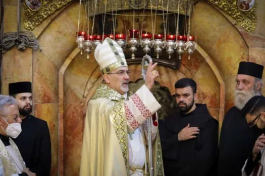Patriarch Pierbattista Pizzaballa segnet die Gemeinde am 4. April 2021 in der Grabeskirche in Jerusalem. / Lateinisches Patriarchat von Jerusalem.