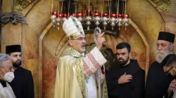Patriarch Pierbattista Pizzaballa segnet die Gläubigen in der Jerusalemer Grabeskirche am 4. April 2021 / Lateinisches Patriarchat von Jerusalem