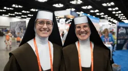 Schwester Faustina und Schwester Anastasia Marie, Karmelitinnen vom Heiligsten Herzen Jesu aus Los Angeles, kamen mit einer Delegation von 22 Schwestern zum Kongress. / Jeffrey Bruno