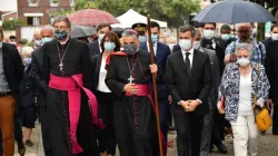 Die Bischöfe Moulins de Beaufort und Lebrun zusammen mit Innenminister Darmanin während des Schweigemarsches für Padter Hamel am 26. Juli 2020 / Twitter @GDarmanin