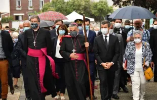 Die Bischöfe Moulins de Beaufort und Lebrun zusammen mit Innenminister Darmanin während des Schweigemarsches für Padter Hamel am 26. Juli 2020 / Twitter @GDarmanin
