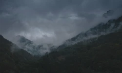 Graue Wolken (Symbolbild) / Egor Myznik / Unsplash