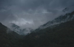 Graue Wolken (Symbolbild) / Egor Myznik / Unsplash