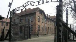 Eingangstor des Nazi-Konzentrationslagers Auschwitz / Wikimedia / Dnalor1 (CC-BY-SA 3.0)
