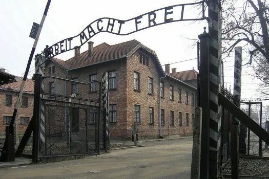 Eingangstor des Nazi-Konzentrationslagers Auschwitz / Wikimedia / Dnalor1 (CC-BY-SA 3.0)