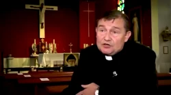 Priester Custodio Ballester / Screenshot von YouTube