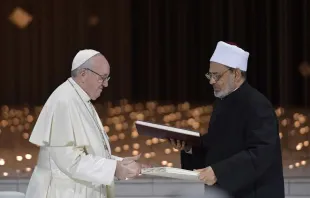 Papst Franziskus und der Imam der Azhar in Abu Dhabi / Vatican Media / CNA Deutsch