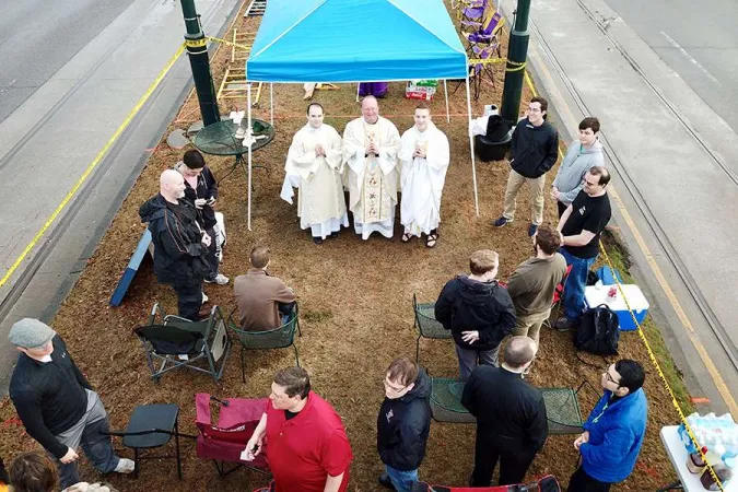 Fr. Jim Wehner feiert im Vorfeld des Karnevalsumzugs in New Orleans eine Heilige Messe