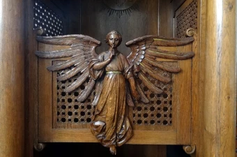 Engel auf einem Beichtstuhl / Ivonna Nowicka / Wikimedia Commons (CC BY-SA 4.0 Deed)