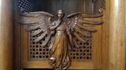 Engel auf einem Beichtstuhl / Ivonna Nowicka / Wikimedia Commons (CC BY-SA 4.0 Deed)