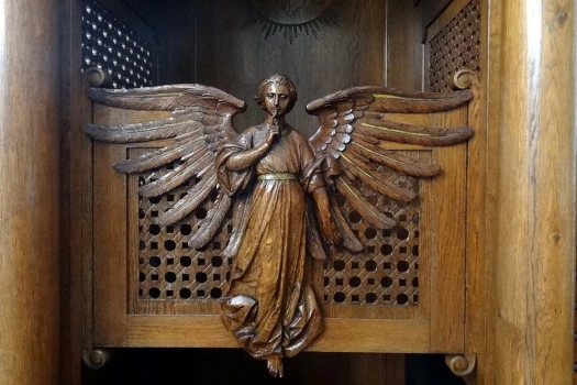 Engel auf einem Beichtstuhl / Ivonna Nowicka / Wikimedia Commons (CC BY-SA 4.0 Deed)