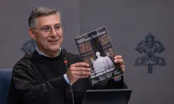 Pater Enzo Fortunato OFMConv mit dem neuen Magazin des Petersdoms / Daniel Ibáñez / EWTN News