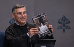 Pater Enzo Fortunato OFMConv mit dem neuen Magazin des Petersdoms / Daniel Ibáñez / EWTN News